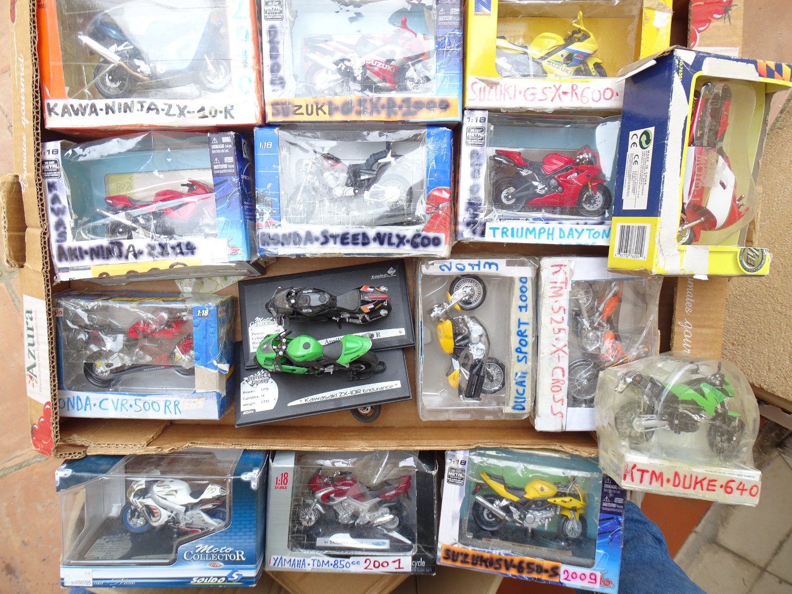 Motos de collection 1/18 Maisto et divers lot exclusif de 16 répliques de prestige en métal