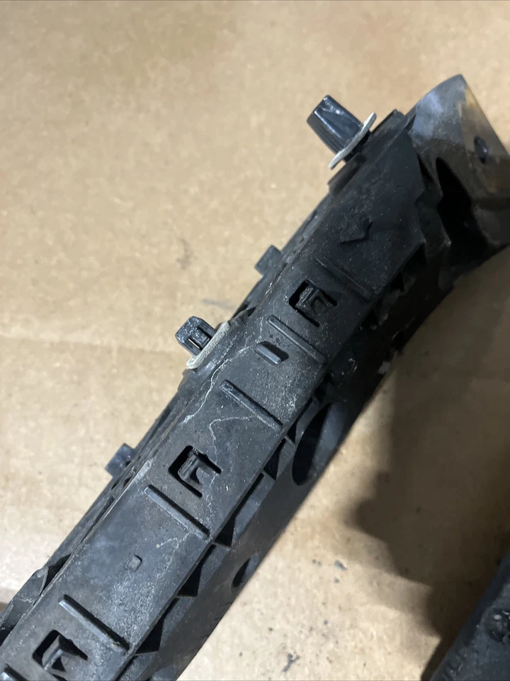 Nissan 370Z 2016 parachoques trasero soporte de retención diestro OEM 2009-2020 Foto 3 de 4