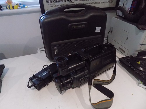Panasonic NV-M10 VHS Movie Camera Camcorder in Case UNTESTED Sold as SPARES - Picture 4 of 11