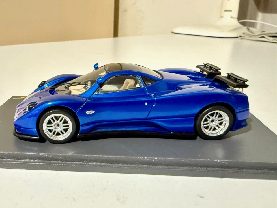 SPARK MODELS SPZP02 PAGANI ZONDA C12S 7.3 BLU MET. 1/43 - Immagine 2 di 4