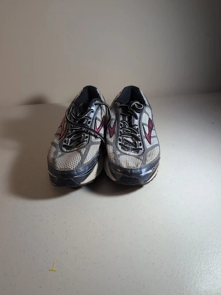 Brooks Dyad 8 Women's Size 9 - Image 4 of 4