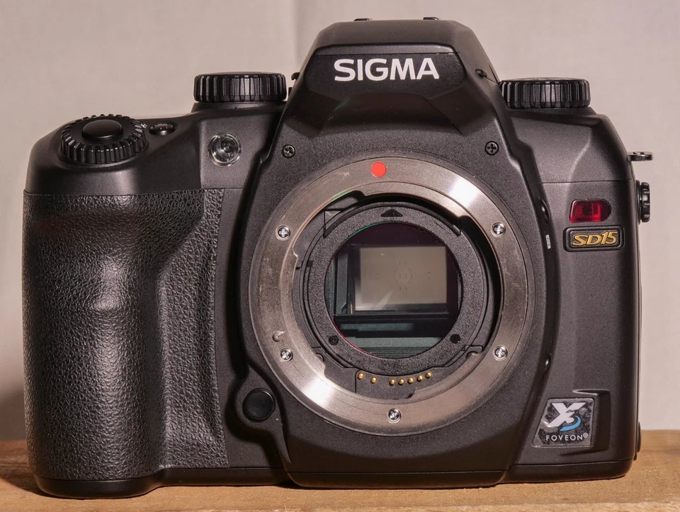 SIGMA SD15 mit Objektiv SIGMA-DC 18-125mm mit Zubehörpaket - Bild 2 von 4