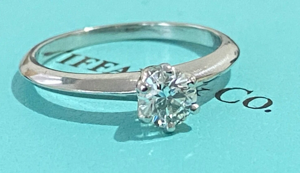 Обручальное кольцо с одним бриллиантом Tiffany & Co платина VS 0,44 карата 1 камень - Изображение 2 из 4