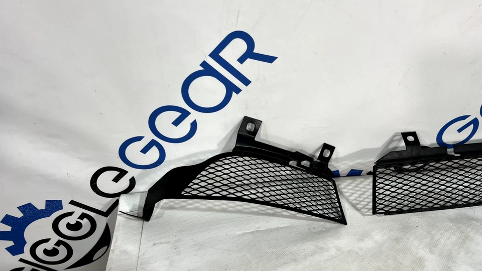 ЗАДНИЙ БАМПЕР ASTON MARTIN V8 VANTAGE НИЖНЯЯ СЕТЧАТАЯ РЕШЕТКА МОЛДИНГ OEM 2011 🔵 - Изображение 2 из 4