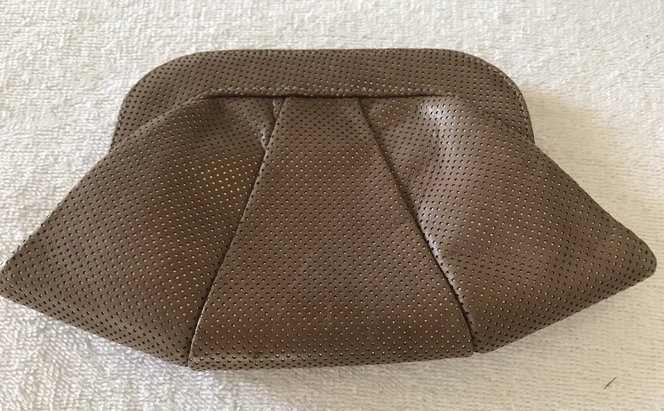 Elegante bolso de mano LAUREN MERKIN para mujer de cuero perforado chocolate con leche 11”X 6” Foto 4 de 4