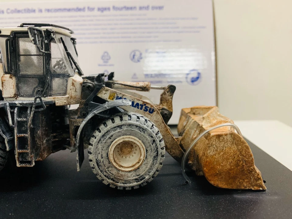 Komatsu WA475-10 Wheel Loader White Muddy Edition 1/50 DieCast Model UH8182 - Image 4 of 4