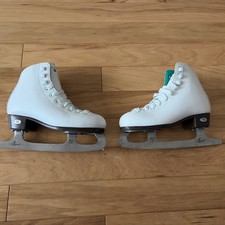 A Pair Of RIEDELL OPAL Girls White Figure Ice Skates. Teal Lining . Size 3