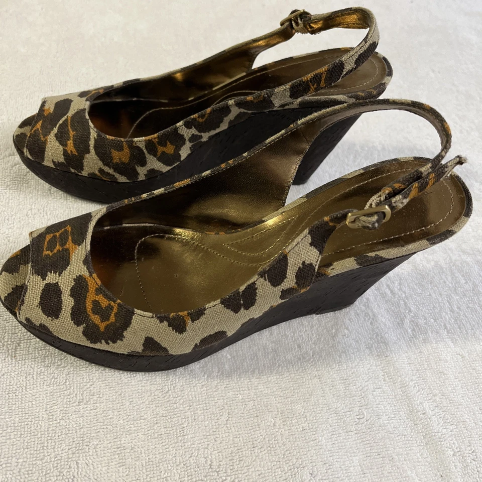 Cordones de cuña Tahari con estampado animal Foto 2 de 4