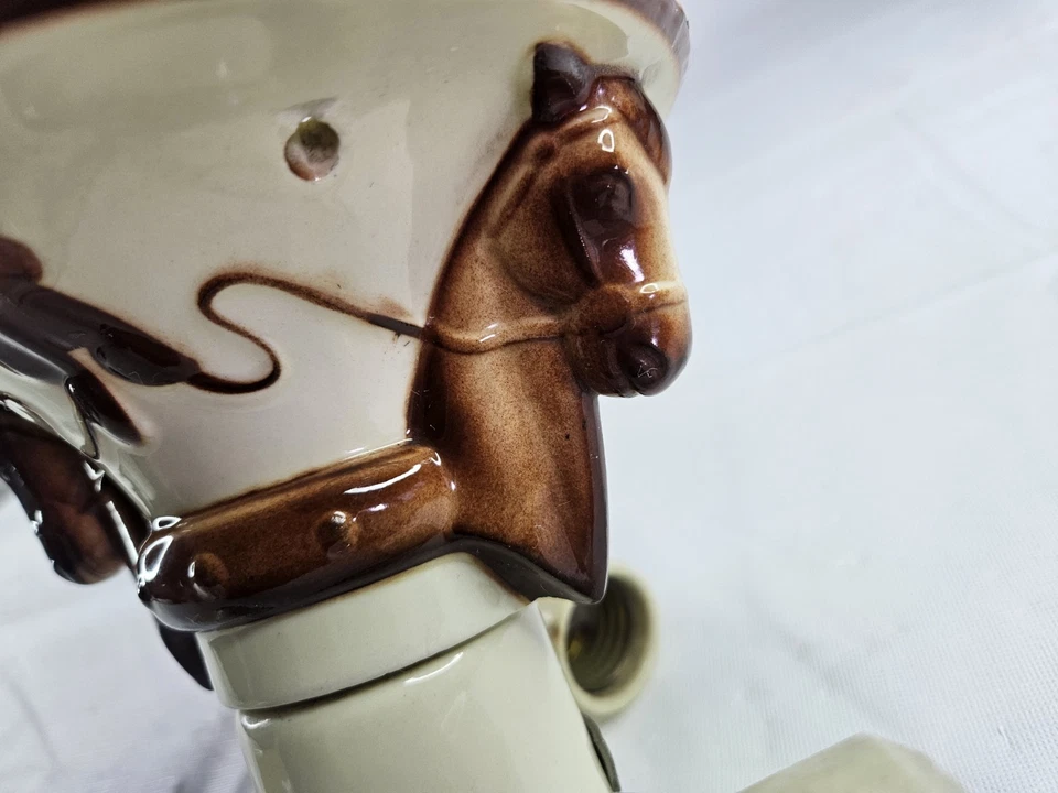 Luminária vintage anos 60 Harmony House porcelana cowboy marfim cavalo sela falha - Imagem 3 de 4