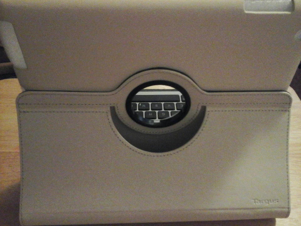 Contenido de la funda del teclado Targus teclado y funda Versace, cable de carga mini USB.  Foto 2 de 4