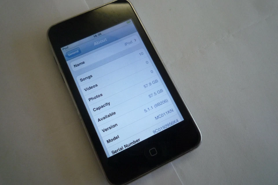 Apple iPod touch 3rd Generation Black (64GB) 2007 - Image 4 of 4