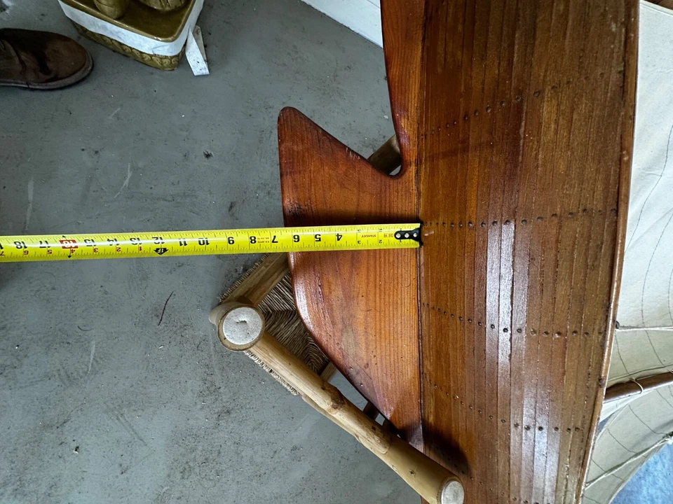 Antiguo yate estanque de madera con timón de trabajo y mástil grande. Hecho a mano Foto 4 de 4