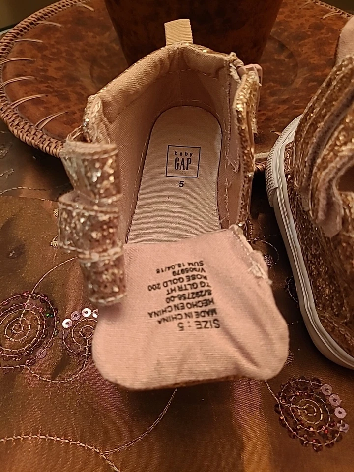 Zapatillas altas brillantes oro rosa Gap para bebé pequeño talla 5 EUR 22 #130 Foto 3 de 4