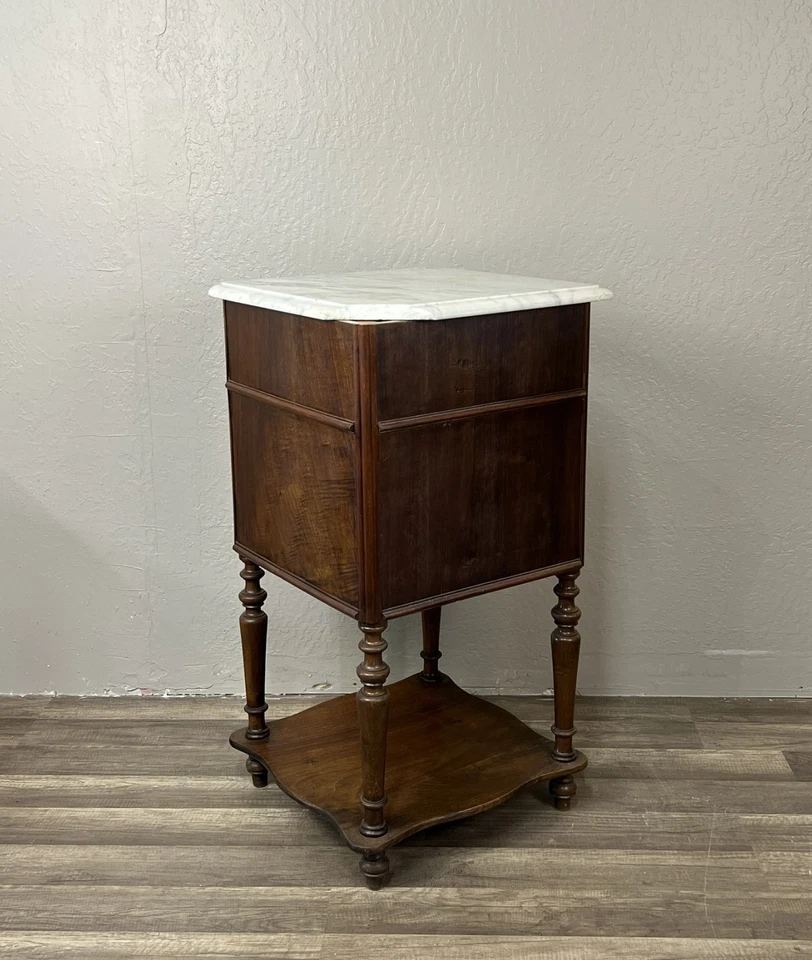 Antigua mesita de noche francesa tallada en nogal con mármol Foto 3 de 4
