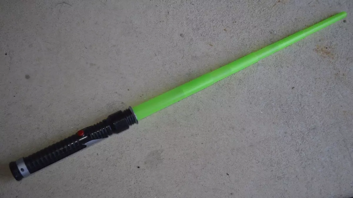  Hasbro Electronic Qui-Gon Jinn Lightsaber : Toys & Games