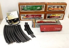 Lot of 19 Vintage TYCO Model Train Lot, 12 Tracks, Battery and 6 Train Cars