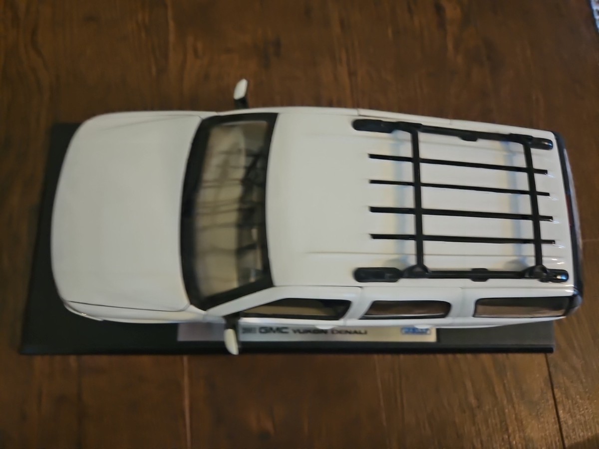 Welly GMC Yukon Denali White 1/18 Diecast Model Four Door SUV RARE