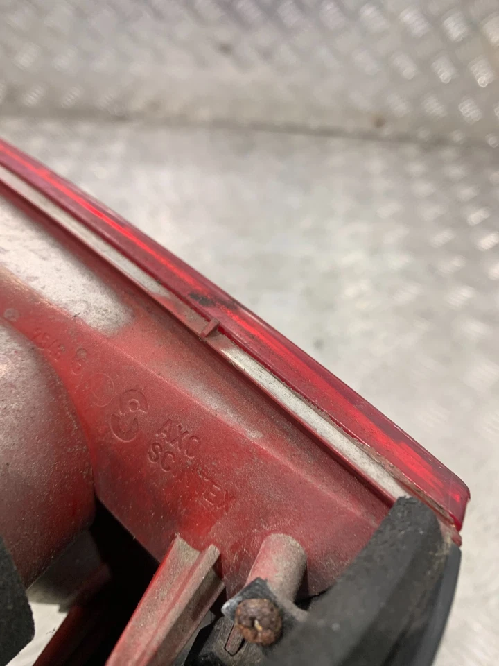 Peugeot 607 2004 luz trasera lado pasajero #2 Foto 3 de 4