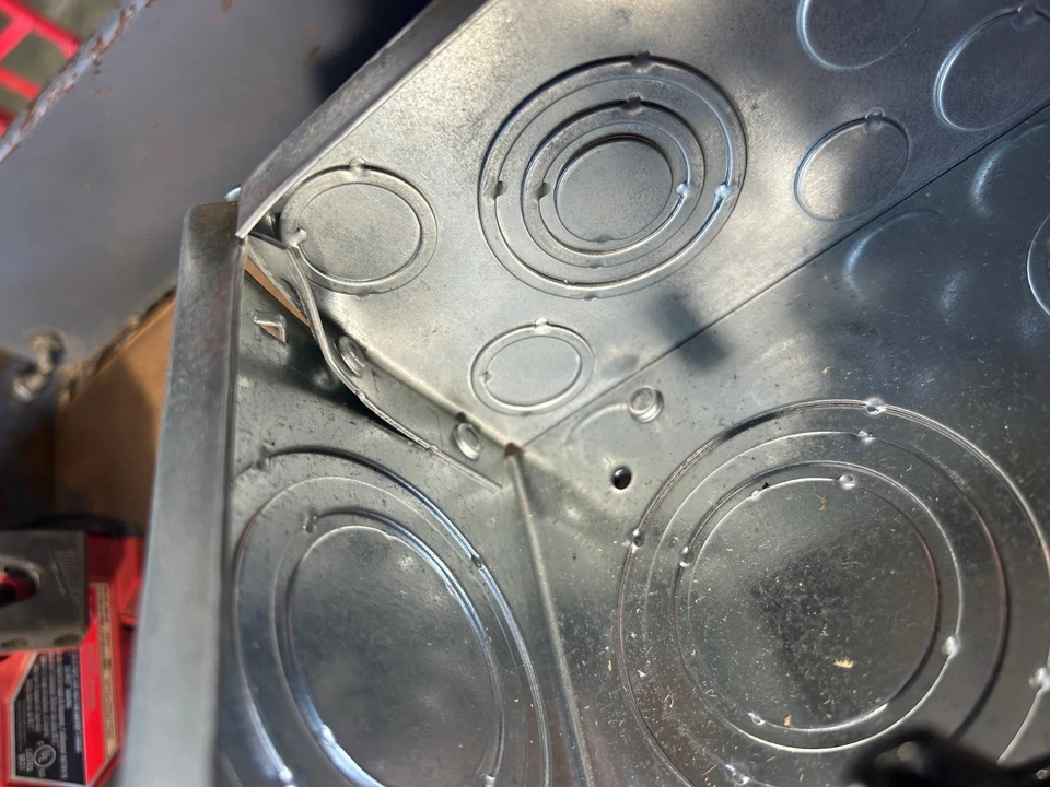 NEW EATON BRP24L125G 125a MAIN LUG LOAD CENTER 24 CIRCUIT 120/240V -B- *DAMAGE* - Image 2 of 4