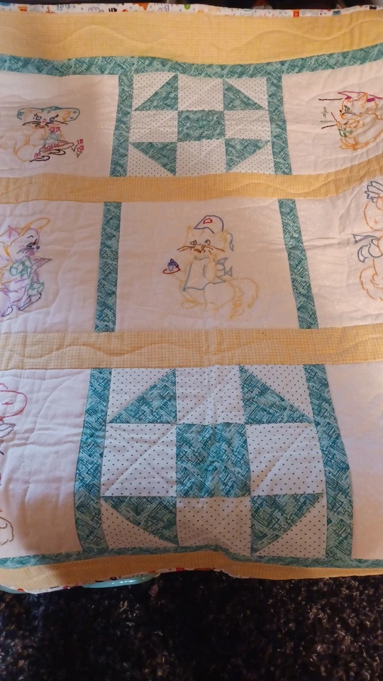 Edredón de bebé bordado vintage colgante de pared 38" X 36" cosido a mano gatos Foto 2 de 4