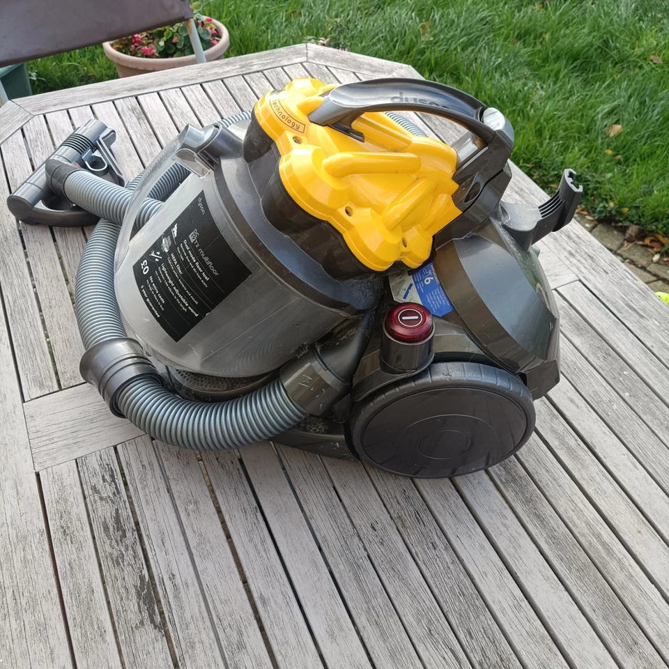 Dyson DC19T2 Vacuum Cleaner for Parts Not Working Spares Or Repairs - Image 2 of 4