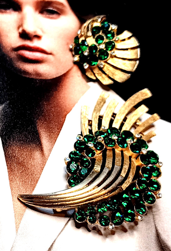 Vtg Trifari Emerald Green Clear Rhn Brushed Gold Tone Brooch Clip Earrings Set