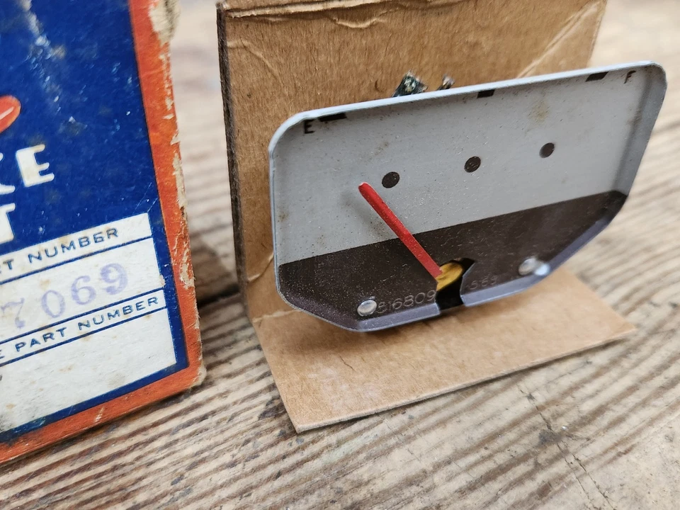 NOS OEM GM AC 1946 - 1947 Oldsmobile Series 66 76 78 98 Gas Fuel Gauge 1517069 - Image 3 of 4