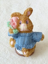 Królik wielkanocny z jasnoczerwonymi kwiatami i niebieskim swetrem – wysokość 4 cm