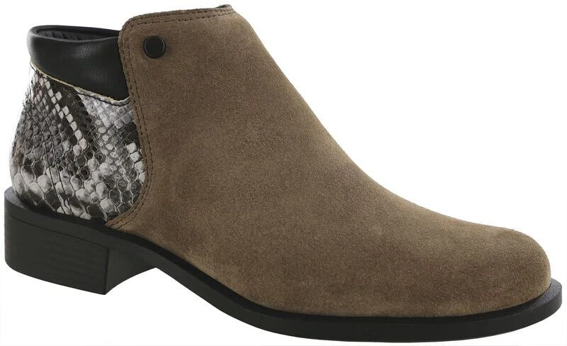 SAS Shoes Bethany ankle Boot size 8 medium. Tan suede leather hand made in USA