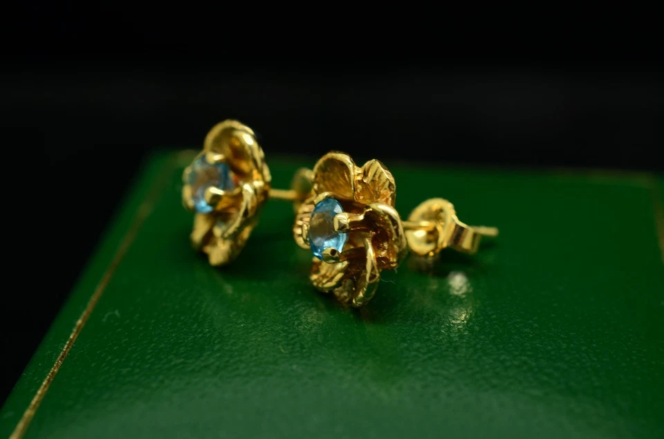 Aretes de topacio azul con montura de flores de oro amarillo de 14K Foto 2 de 4