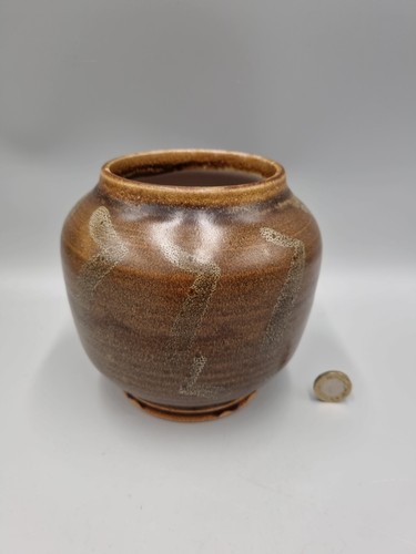 A Studio Pottery Footed Bulb Vase. Unmarked, VGC. - Picture 12 of 12