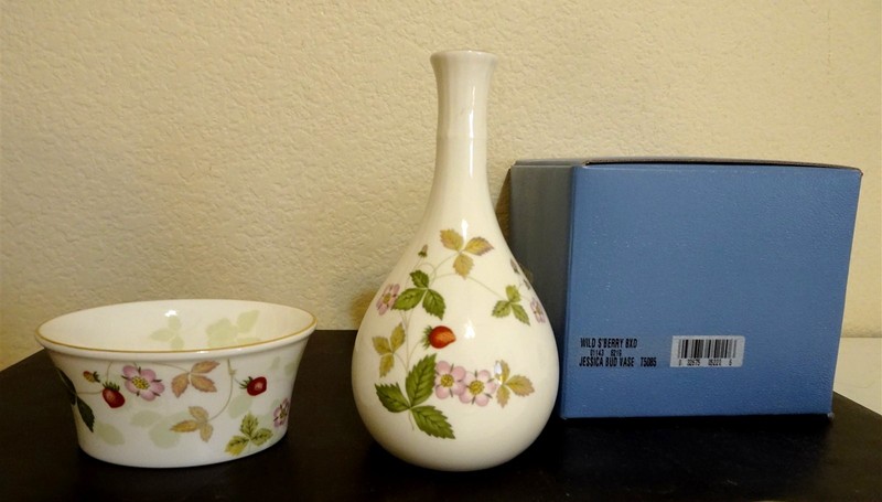2 Wedgwood Bone China Wild Strawberry bud vase open sugar bowl wrapping paper