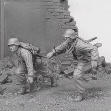 1/35 Resin Figure WW2 German soldiers running with ammo box 2 Figures Unpainted