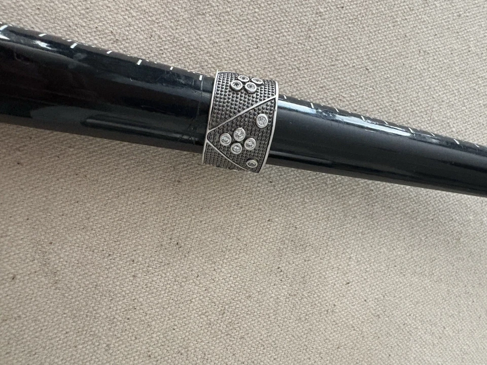 Anillo banda cigarro Freida Rothman negro rofio y plata y piedras circonitas talla 9 $117 Foto 2 de 4