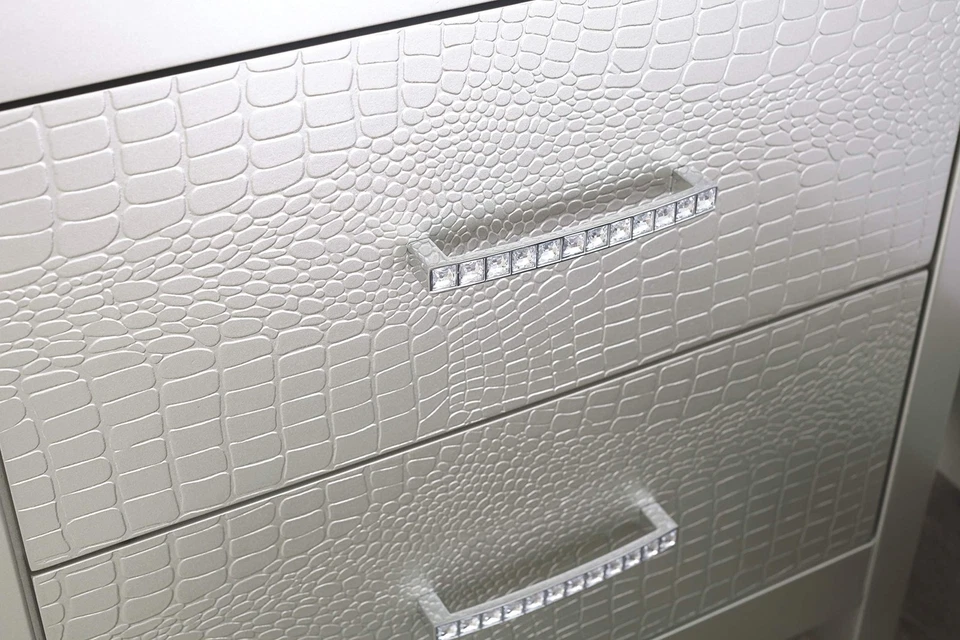 Mesa de cabeceira Olivet Glam 2 gavetas com frentes de gaveta Shagreen falsas, prata - Imagem 3 de 4