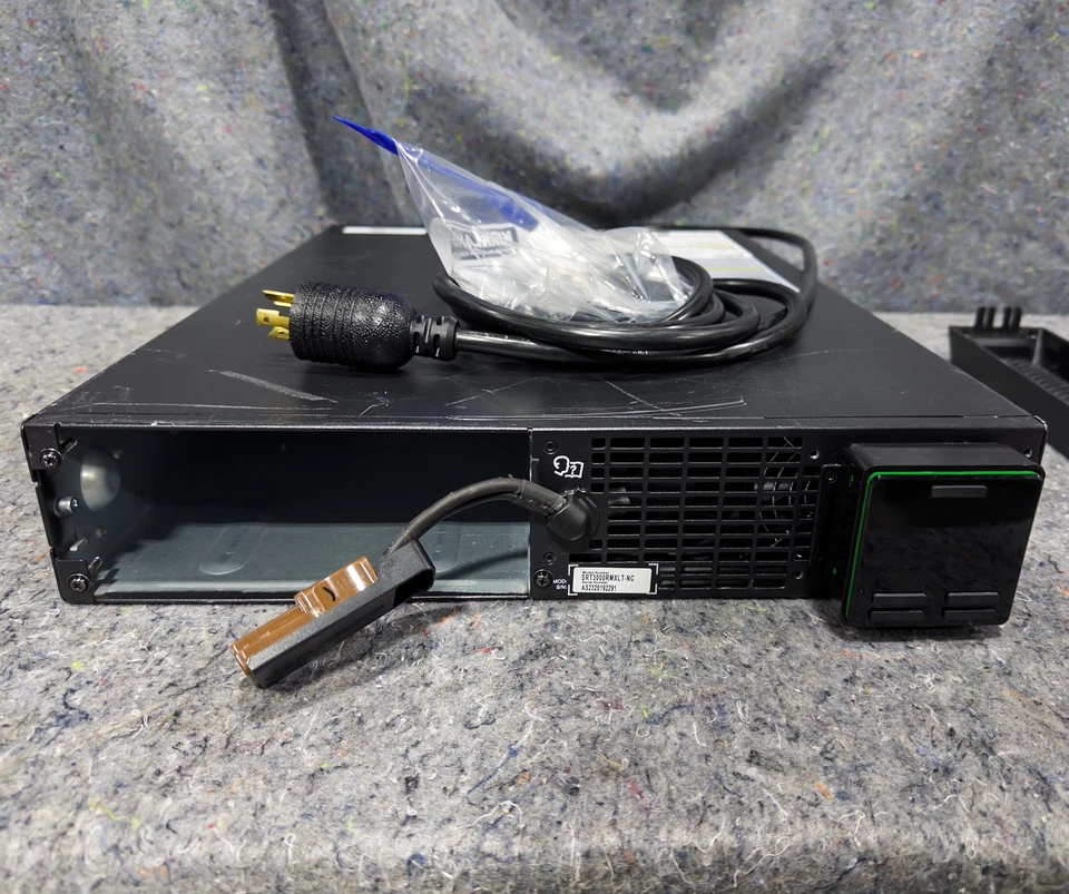 Smart-UPS On-Line 3kVA montaje en rack 2U 208V 240v 2x L6-20R 1x L6-30R LEER DESC Foto 3 de 4