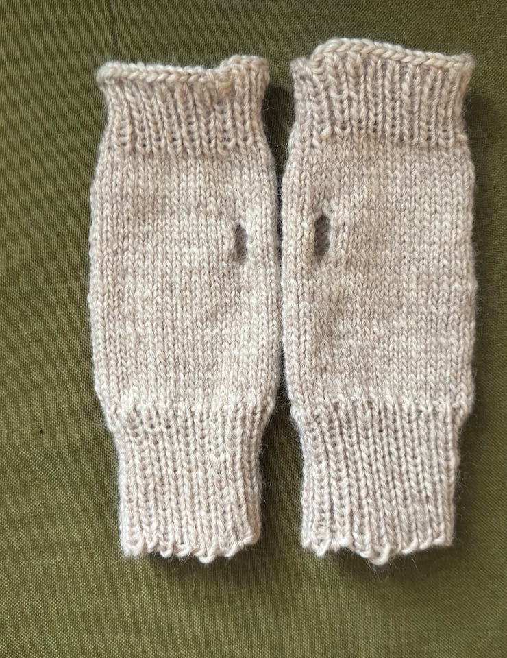 Calentadores de manos tejidos a mano 100 % lana guantes sin dedos color latte liso calentadores de manos Foto 3 de 4