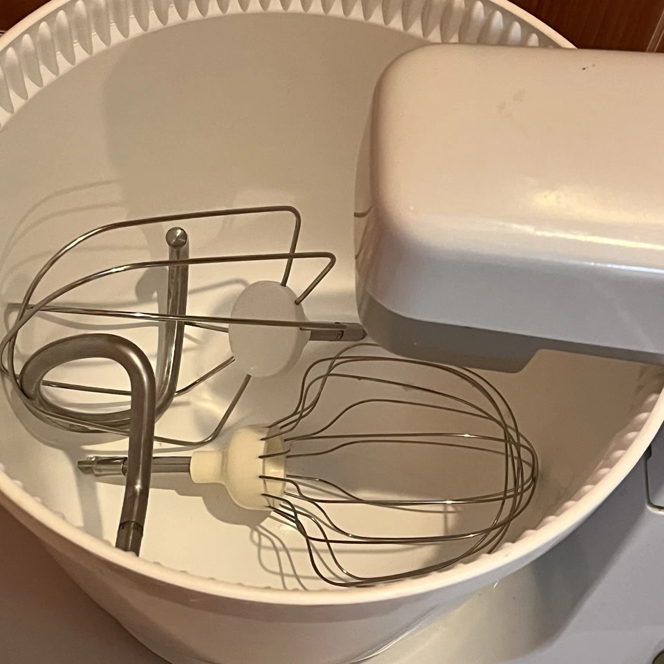 Batidora de pie Vrg Braun KM 32, cuenco, batidor, batidor de alambre, gancho para masa hecho en Alemania Foto 2 de 4