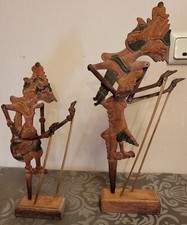 2 lalki cienia Indonezja drewniane lalki przymocowane do cokołów wys. 47cm i 36cm