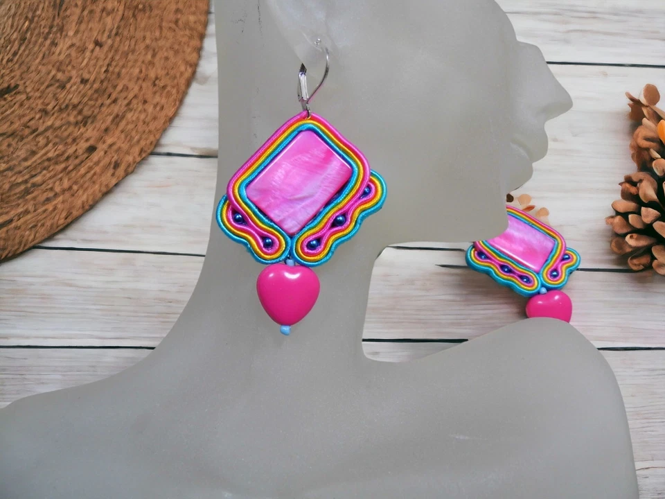 Kleine rosa Ohrringe, hergestellt in Soutache-Technik, handgenäht. - Bild 2 von 4