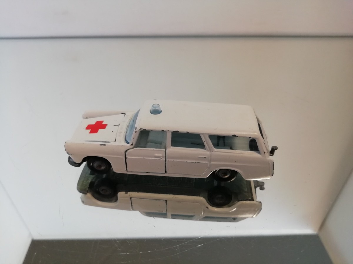 MAJORETTE Rail Route – PEUGEOT 404 Ambulance Break – 1/65 – Rare – Fabriquée En France – Occasion