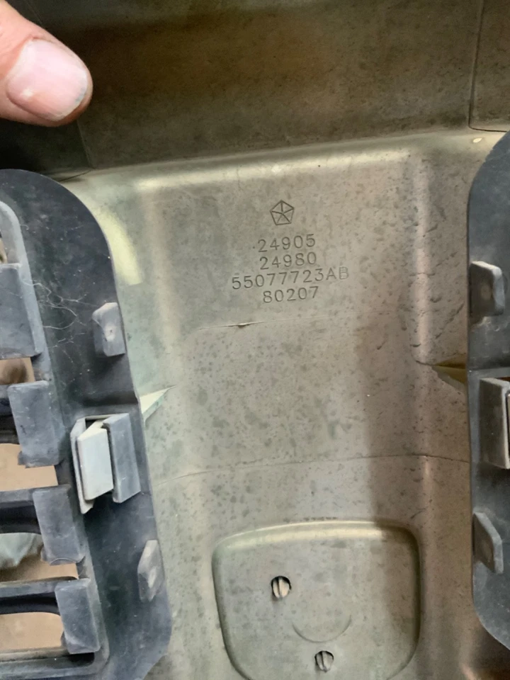 Cubierta de parrilla de parachoques delantero Dodge Durango 2004-2006 V8RO1 OEM Foto 3 de 4