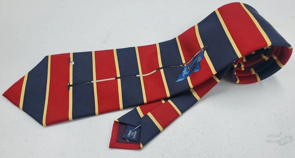Corbata de seda Polo Ralph Lauren de colección roja/azul a rayas con bandera de golf con cresta 56,5 L x 4 W Foto 3 de 4
