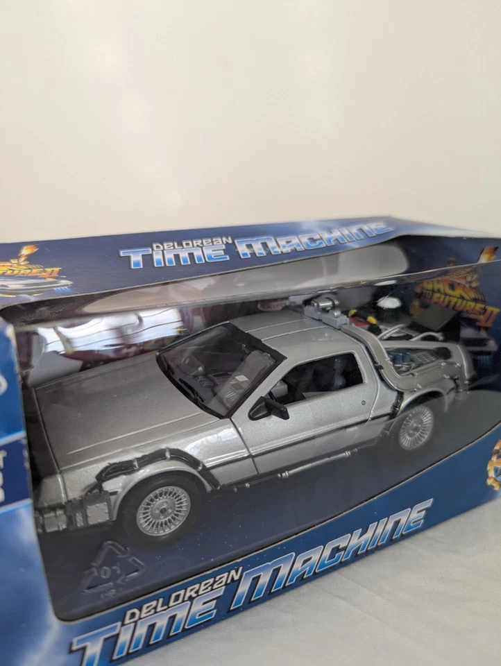 Carro de metal fundido Back To The Future Part II Welly escala 1:24 DeLorean Time Machine - Imagem 3 de 4