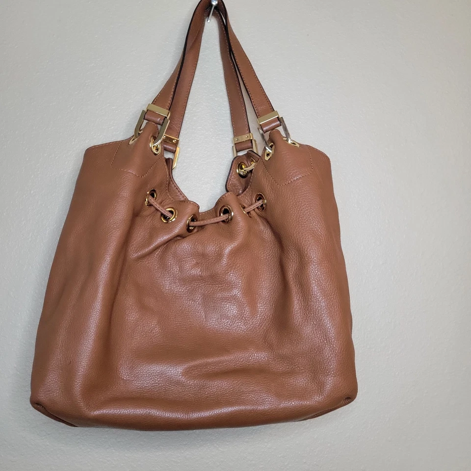 Bolso de Hombro Michael Kors Camden Cuero con Cordón Marrón Grande Usado en Excelente Condición Foto 3 de 4