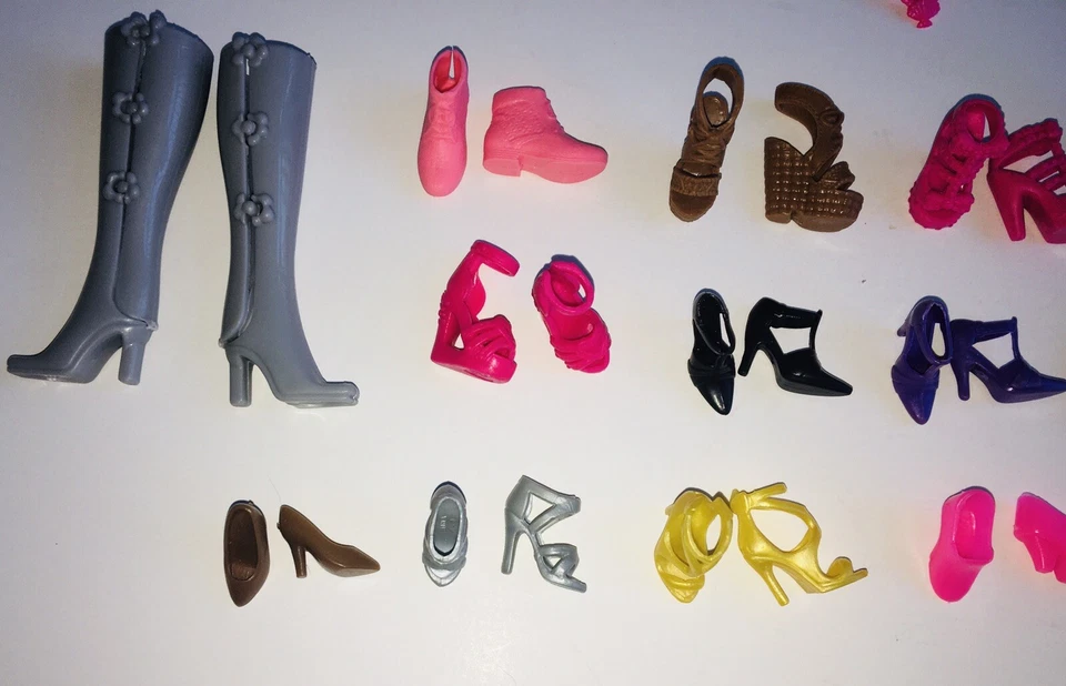 Barbie Lote De 42 Artículos: Zapatos, Carteras, Collares, Gafas De Sol, Delantal Y Más Foto 4 de 4