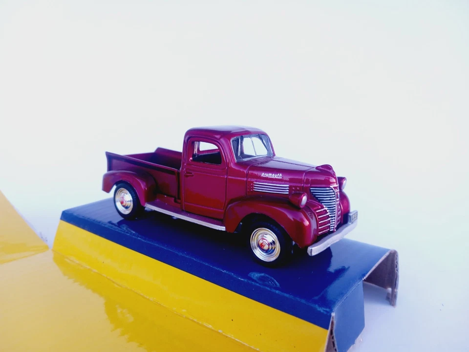 1/43 O scale Motormax 1941 Plymouth pickup purple truck - Image 4 of 4