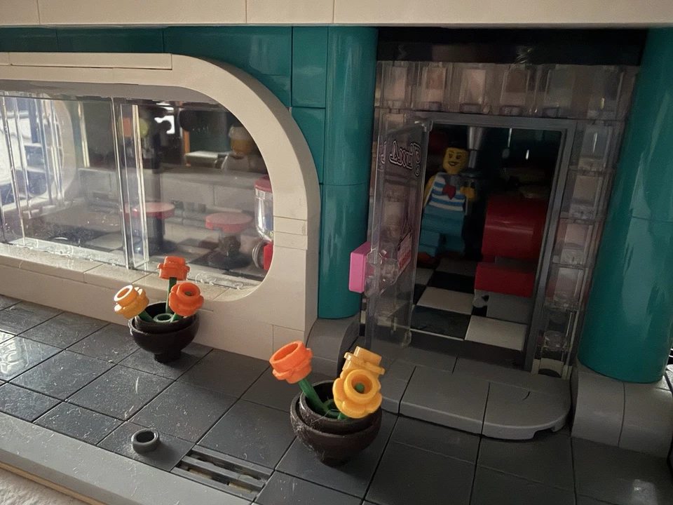 LEGO Modular Buildings 10260 Downtown Diner, foto 4 di 5