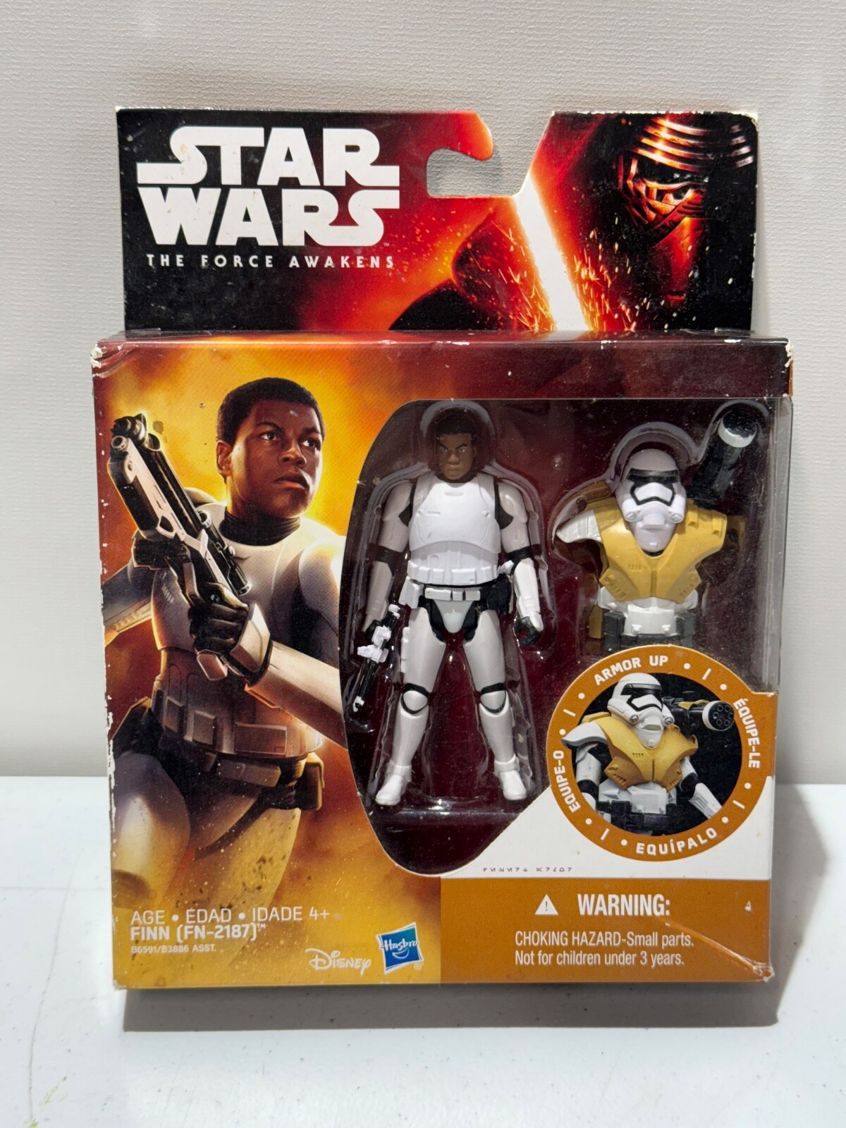 HASBRO STAR WARS THE FORCE AWAKENS, FINN "ARMOR UP" ACTION FIGURE, NEW (575)