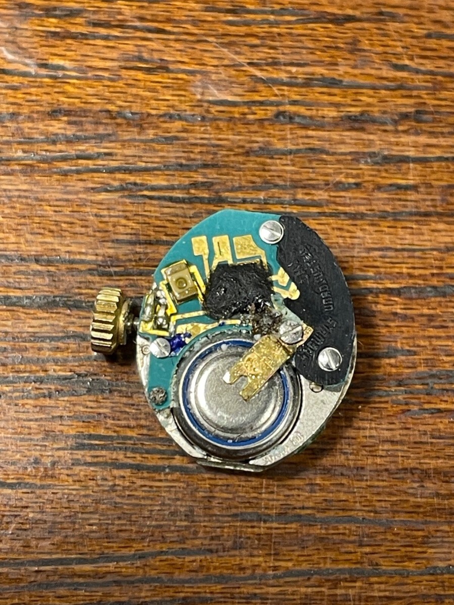 Montre Femme à Pile à Changer - À Réviser Ou Pour Pièces - Occasion à Nettoyer
